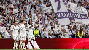Pemain-Real-madrid-merayakan-gol-di-hadapan-fansnya.jpg