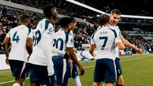 Pemain-Tottenham-Hotspur-berkumpul-merayakan-gol-dalam-laga-Liga-Inggris.jpg