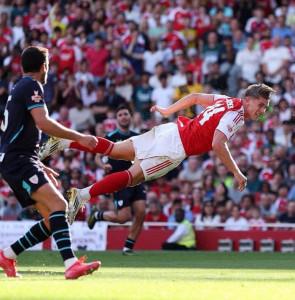 Pemain-baru-Arsenal-Viktor-Gyokeres-beraksi-dengan-menanduk-bola-didepan-gawang-lawan.jpg