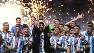 Pemain-depan-Argentina-Lionel-Messi-mengangkat-trofi-trofi-Piala-Dunia-Qatar-2022.jpg