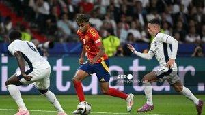 Pemain-depan-Spanyol-19-Lamine-Yamal-berebut-bola-dengan-pemain-bertahan-Inggris.jpg