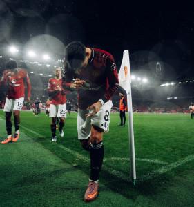 Pemain-manchester-United-memberikan-salam-penghormatan-kepada-pendukung-tim-usai-laga-Liga-Inggris.jpg
