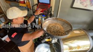 Pemilik-sekaligus-barista-Barakat-Coffee-and-Micro-Roastery-Brian.jpg