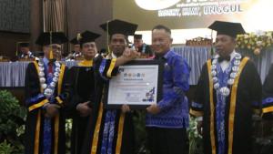 Pemkab-Tanbu-menerima-penghargaan-dari-Universitas-Lambung-Mangkurat-ULM.jpg