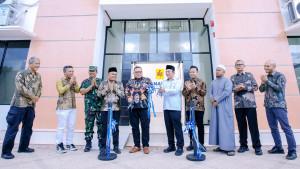 Pemotongan-pita-sebagai-simbol-Kantor-PLN-UP3-Tanah-Bumbu-diresmikan.jpg