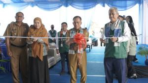 Pemotongan-pita-sebagai-simbolis-peresmian-Bank-Sampah-Jolali-di-Banjarbaru.jpg