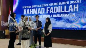 Pemprov-Kalsel-memberikan-bantuan-peralatan-sekolah-untuk-siswa-kurang-mampu.jpg