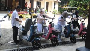 Pemprov-Kalsel-menyerahkan-10-unit-sepeda-listrik-dan-1-mobil-buggy.jpg