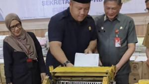 Pemusnahan-arsip-yang-digelar-Sekretariat-DPRD-Banjarbaru-di-lantai-I-Aula-Linggangan-Intan.jpg