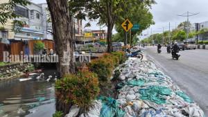 Penampakan-tumpukan-karung-karung-berjejer-di-trotoar-Jalan-A-Yani-Km-2-Kota-Banjarmasin.jpg