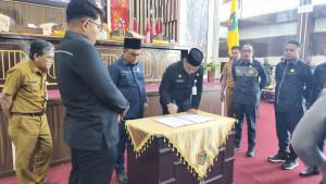 Penandatanganan-berita-acara-Rapat-Paripurna-DPRD-Kotabaru.jpg