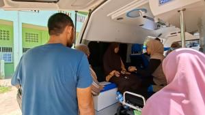 Penanganan-korban-keracunan-MBG-di-Martapura-dengan-menggunakan-mobil-ambulan.jpg