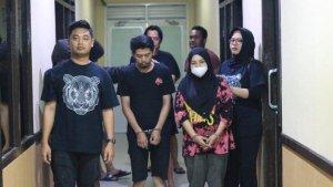 Penangkapan-pasangan-suami-istri-pemilik-toko-emas-emas-palsu-balikpapan-kaltim.jpg