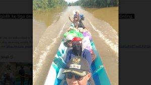 Pendistribusian-logistik-ke-tiga-desa-akses-terputus-akibat-Banjir-menghina-Ketinting.jpg