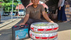 Penerima-bantuan-UEP-P-Tala-ceria-memperlihatkan-bantuan-barang-yang-diterima-dari-Dinsos-Tala.jpg