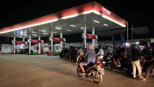 Pengendara-antre-membeli-Pertamax-di-sebuah-SPBU-di-Banjarmasin.jpg