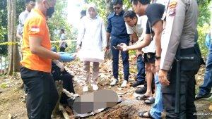 Penggalian-kuburan-janin-dipimpin-KBO-Satreskrim-Polres-Kotabaru-Ipda-Kity-Tokan.jpg