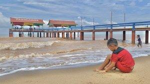 Pengunjung-Pantai-Asmara-Tanahlaut-Kalimantan-Selatan.jpg