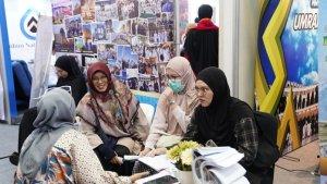 Pengunjung-antusias-mendaftar-diri-untuk-ibadah-umrah-dan-haji-pada-expo-2024.jpg