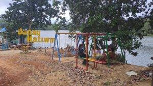 Pengunjung-bersantai-di-fasilitas-yang-tersedia-di-Obyek-Wisata-Danau-Hatiwin.jpg