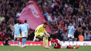 Penjaga-gawang-Arsenal-merayakan-gol-bersama-rekannya-dalam-laga-Liga-Inggris.jpg