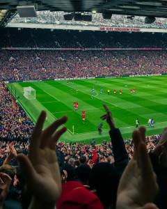 Penonton-bersorak-gembira-saat-tim-kesayangan-Manchester-United-laga-Liga-Inggris.jpg