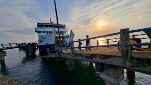 Penumpang-menaiki-KMP-Bamega-Jaya-di-Dermaga-Pelabuhan-Teluk-Gosong.jpg