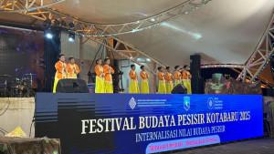 Penutupan-Festival-Budaya-Pesisir-Kotabaru-2025-yang-berlangsung-di-Panggung-Apung.jpg