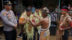 Penyambutan-rombongan-Asisten-1-Drs-H-Minggu-Basuki-DI-Adat-Bawanang-Laburan.jpg