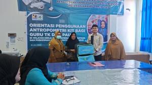 Penyerahan-alat-Antropometri-kepada-guru-TK-dan-PAUD.jpg