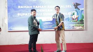 Penyerahan-bantuan-simbolis-oleh-Direktur-Utama-Bank-Kalsel-Fachrudin.jpg