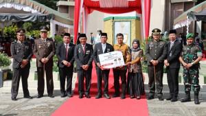 Penyerahan-piagam-penghargaan-kepada-Juara-I-pasangan-muda-inspiratif.jpg