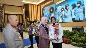 Penyerahan-piala-untuk-juara-3-lomba-rise-and-speak.jpg