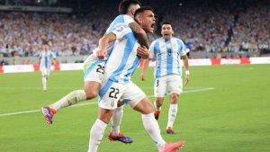 Penyerang-Argentina-22-Lautaro-Martinez-merayakan-bersama-kiper-Argentina.jpg