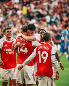 Penyerang-Arsenal-Viktor-Gyokeres-mendapat-ucapan-selamat-dari-para-rekannya-30.jpg