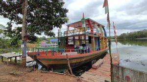 Perahu-susur-Danau-Hatiwin.jpg