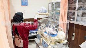 Perawat-di-IGD-RS-Bhayangkara-Banjarmasin-cek-bayi-yang-dibuang-Rabu-29032023.jpg