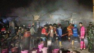 Personel-damkar-melakukan-pemadaman-kebakaran-di-Jalan-Tjilik-Riwut.jpg