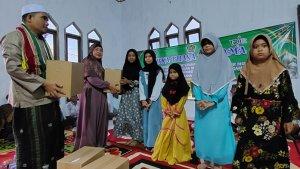 Perwakilan-anak-yatim-ceria-menerima-paket-lebaran.jpg