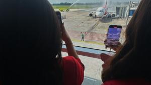 Pesawat-AirAsia-mendapat-sambutan-water-salute.jpg