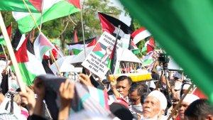 Peserta-Aksi-Bela-Palestina-yang-hadir-di-Lapangan-Murdjani-Banjarbaru2.jpg