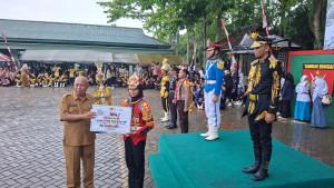 Peserta-Lomba-PBB-dari-MAN-2-HST-saat-menerima-piala-dan-piagam-penghargaan-juara-1.jpg