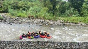Peserta-Tour-de-Loksado-2024-menikmati-naik-river-tubing-mengarungi-Sungai-Amandit.jpg