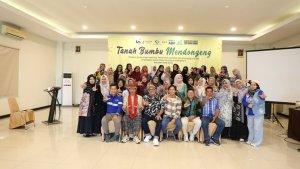 Peserta-dan-mentor-Tanahbumbu-Mendongeng.jpg