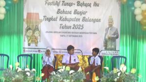 Peserta-lomba-FTBI-jenjang-SD-menampilkan-kemampuan-bapandung-bahasa-banjar.jpg