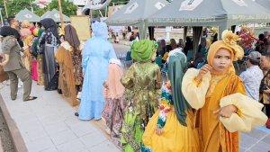 Peserta-lomba-busana-muslimah-sasirangan-di-tempat-wisata-Siring-Ulek-Kota-Marabahan-19072023.jpg