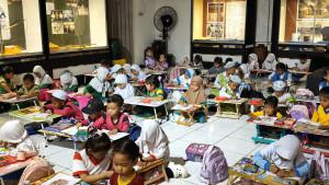 Peserta-lomba-mewarnai-di-Museum-Rakyat-dari-TK-sederaja.jpg
