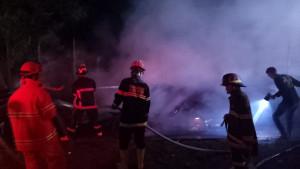 Petuga-dan-relawan-memadamkan-kebakaran-di-Jalan-Trikora-Banjarbaru.jpg