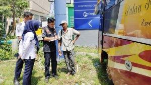 Petugas-BPTD-Kelas-II-Kalsel-periksa-angkutan-umum-dan-bus-pariwisata-Rabu-08112023.jpg