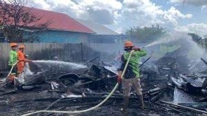 Petugas-Damka-Kotim-saat-melakukan-pemadaman.jpg
